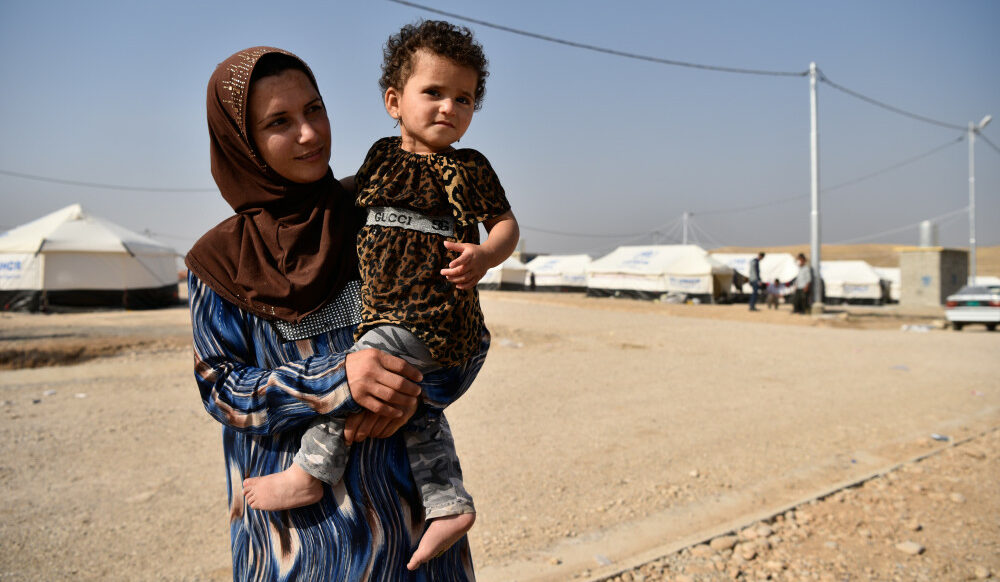 Eine Mutter mit ihrer Tochter im Flüchtlingslager Zilkan, 60 Kilometer entfernt von Duhok