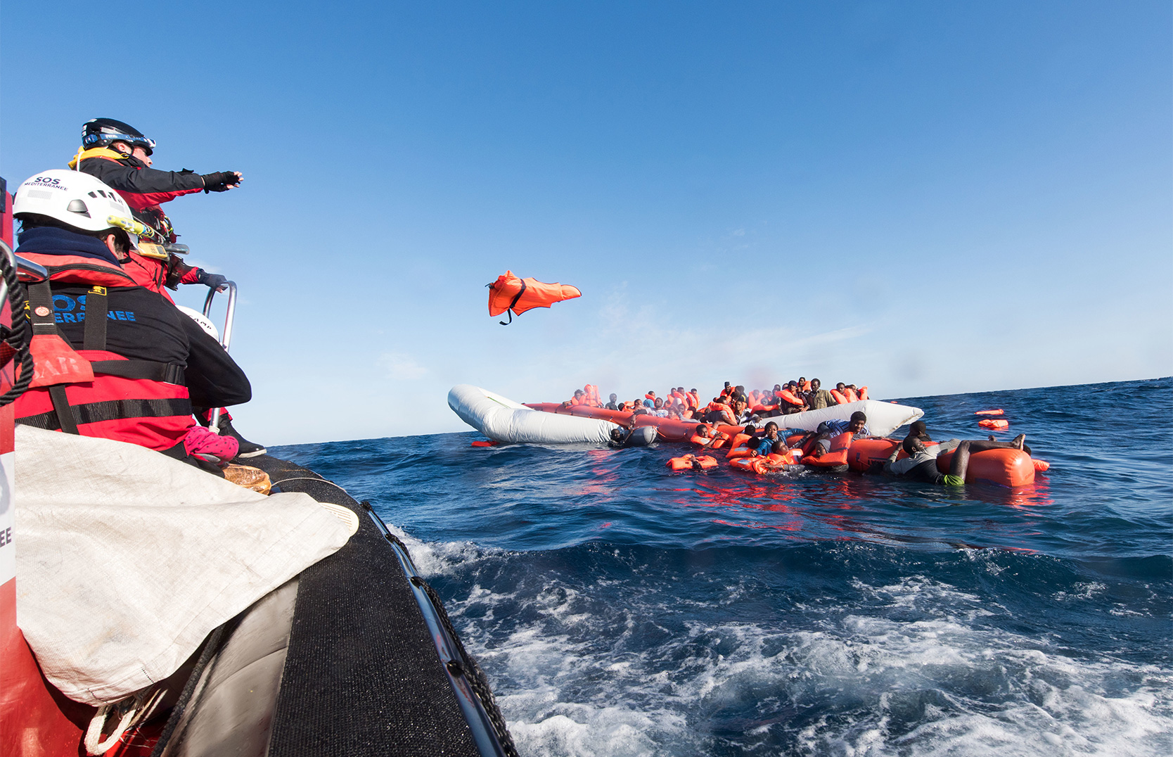 Migranten-auf-dem-Mittelmeer-2 Migranten in Schlauchbooten auf dem Mittelmeer
