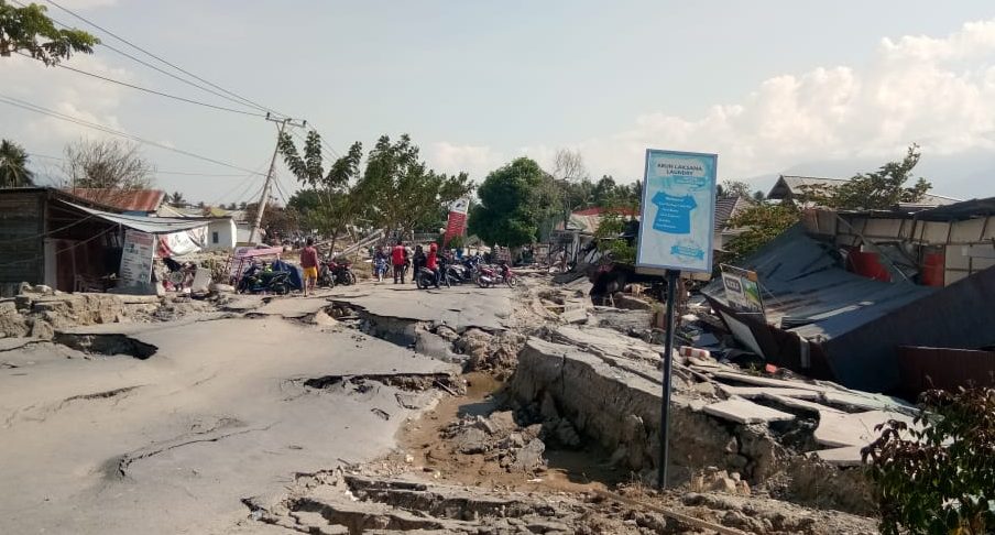 BEH_Tsunami Indonesien Zerstörte Strasse nach Erdbeben und Tsunami auf Sulawesi.