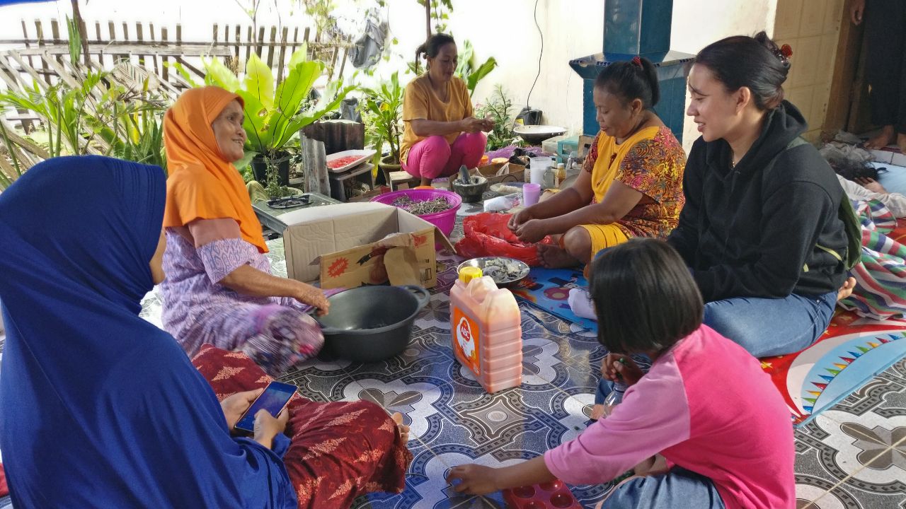 medico_sulawesi_erdbeben tsunami 2018 (7) Frauen in einfachen Draußenküchen nach Erdbeben Sulawesi
