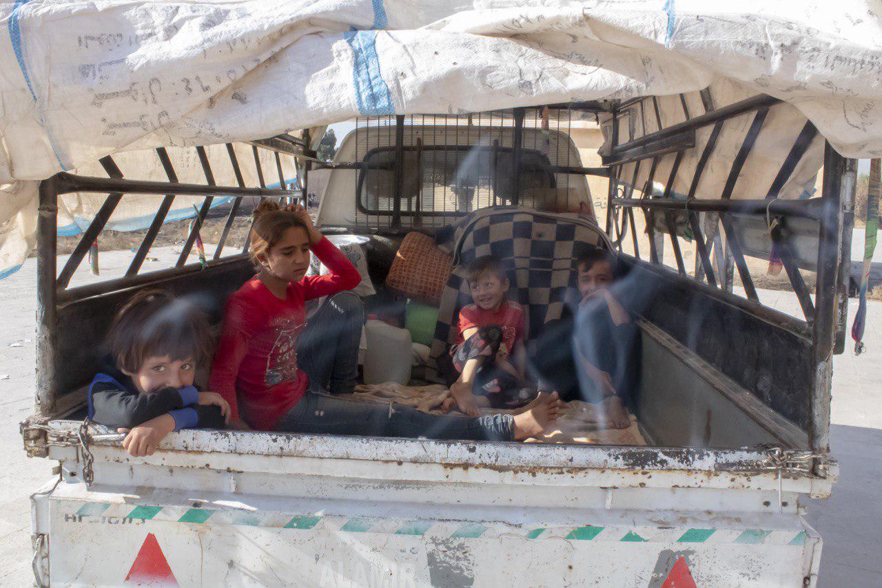 beh-medico-nordsyrien-2 Kinder auf der Ladefläche eines Lastwagen auf der Flucht in Nordsyrien