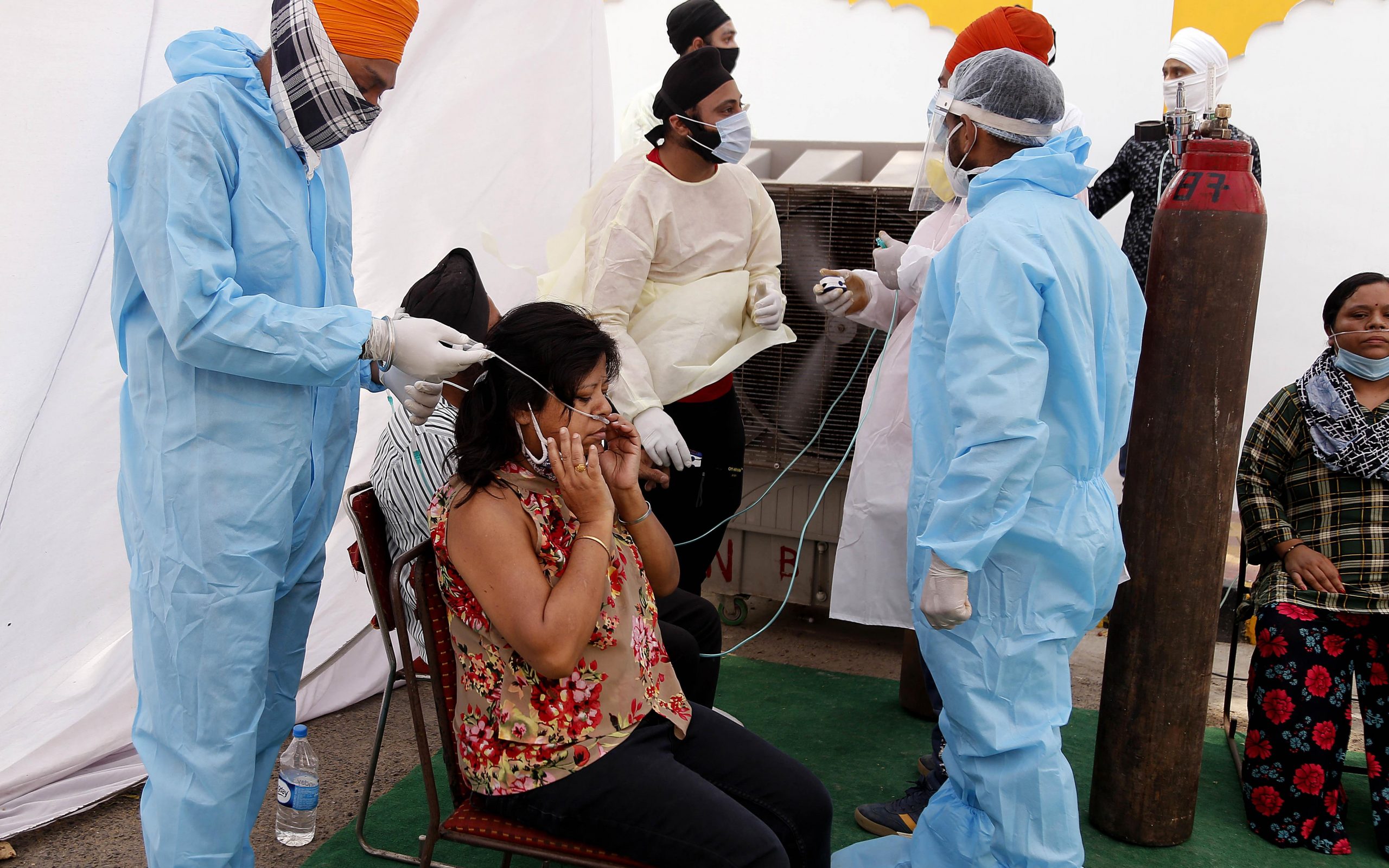 Kindernothilfe_Corona Katastrophe in Indien Quelle Hemant Rawat-16 zu 10 In Indien werden Covid-Erkrankte mit Sauerstoff versorgt.