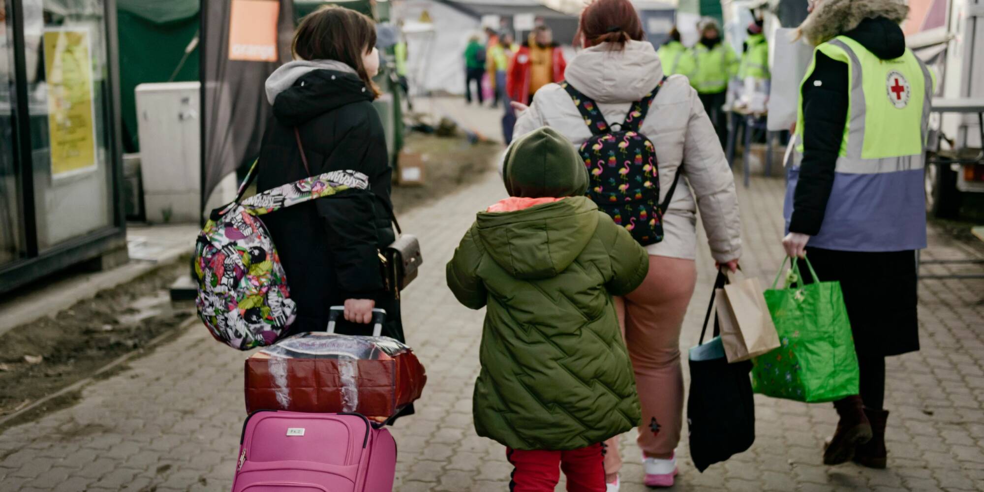 Eine Familie, die aus der Ukraine geflohen ist, kommt an der Grenze an.