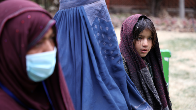 Frauen mit Hijab und ein Mädchen bei einer Lebensmittelverteilung in Afghanistan.