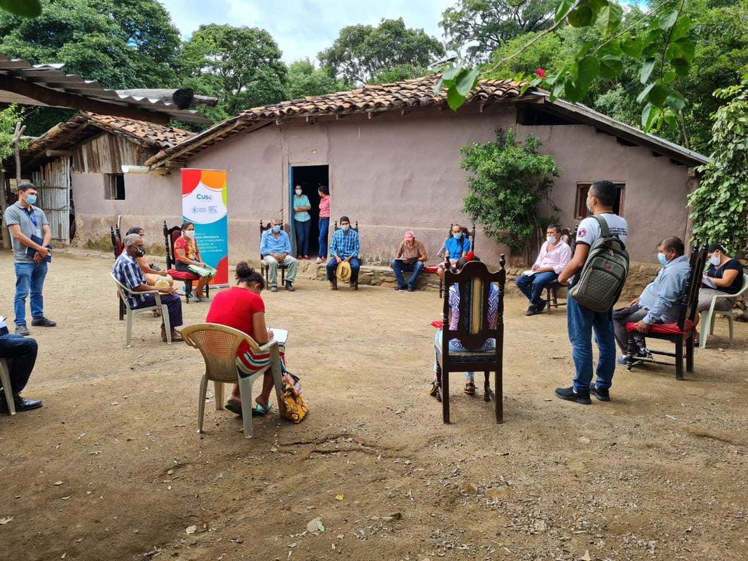 Workshop in Choluteca. Mitarbeiter:innen von CUSO beraten bei der Anpassung an Klimafolgen.