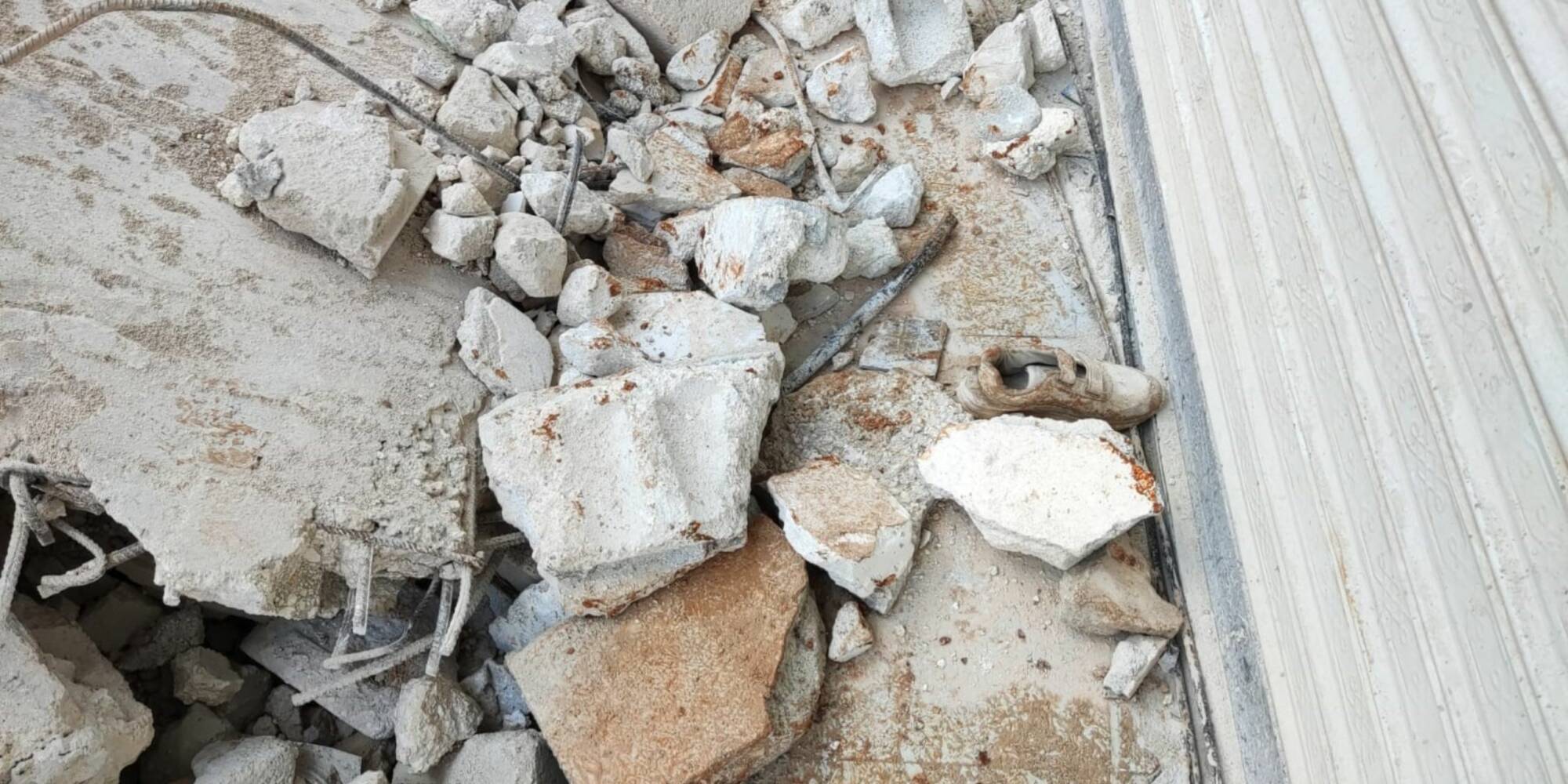 Betonteile und Schutt liegen verteilt auf dem Boden, nach dem schweren Erdbeben in der Türkei und Syrien