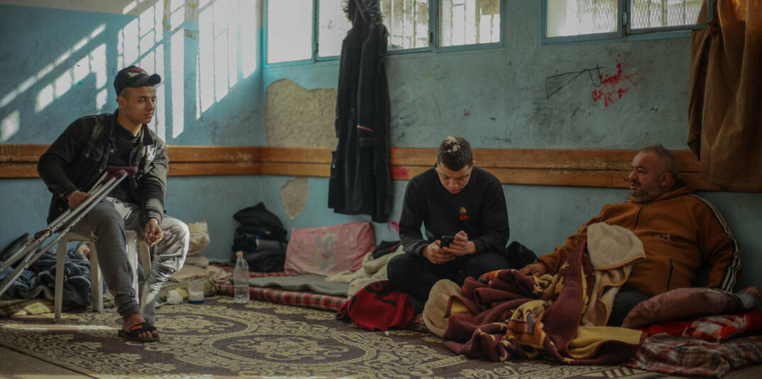 Eine Familie sitzt zusammen in einem Raum in Südosten der Türkei