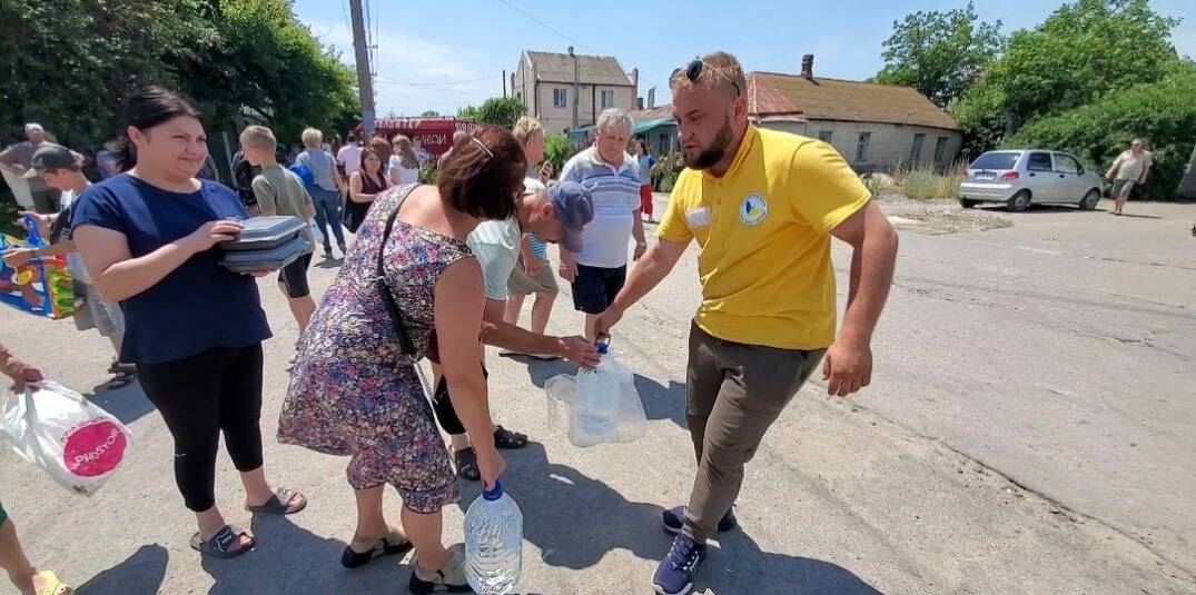 Verteilung von Frischwasser und Lebensmittel nach dem Dammbruch in der Ukraine.