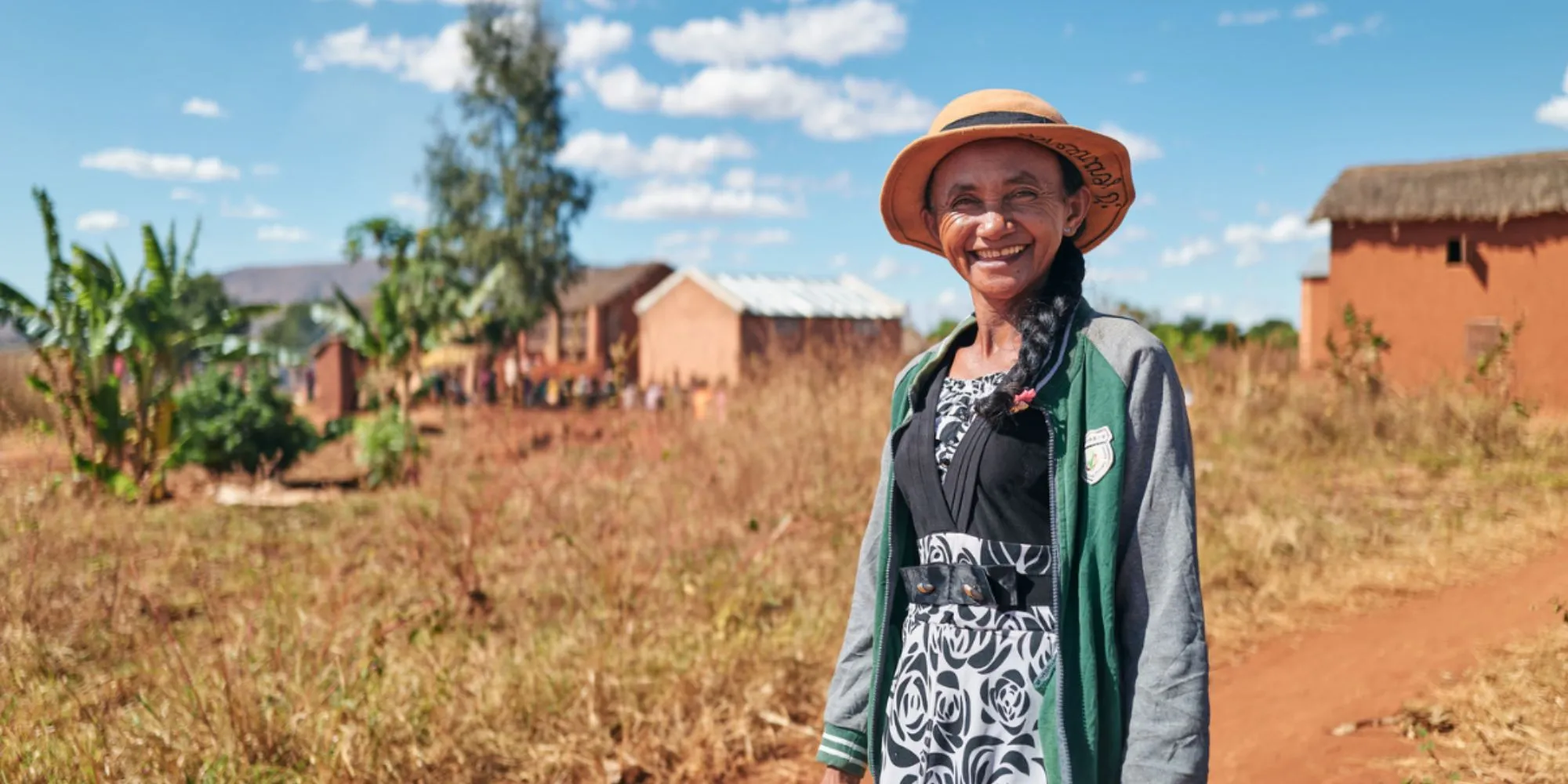 Eine Frau lächelt in die Kamera in einem Projekt von Misereor in Madagaskar.