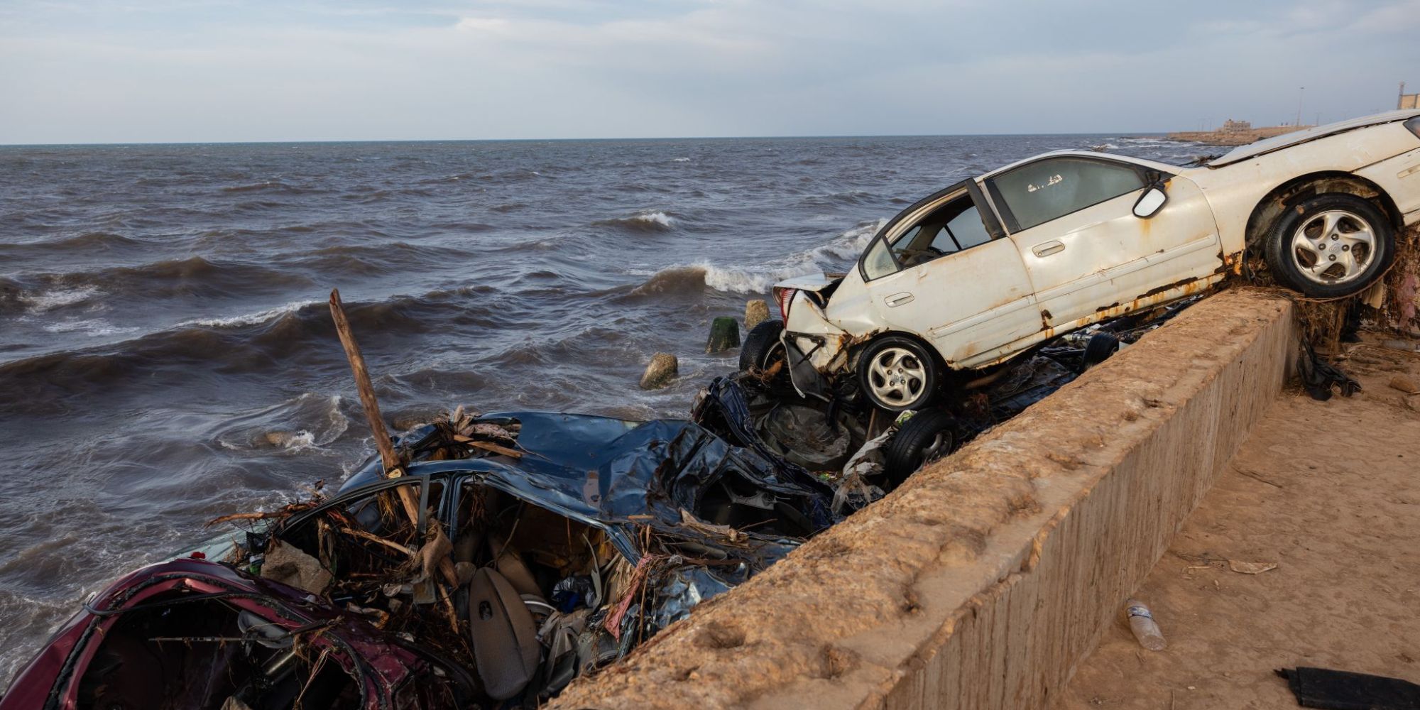 Auto, das nach den schweren Überschwemmungen in Libyen an Strand gespült wurde.