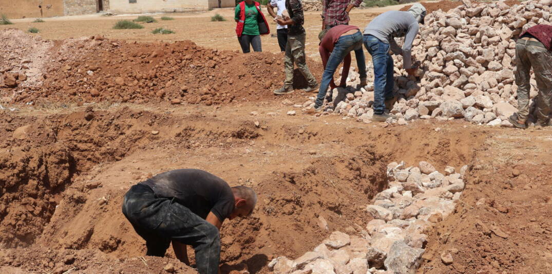 Ein zerstörtes Dorf wird in Syrien nach den Beben wieder aufgebaut.